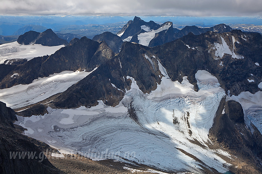 Utsikt fra Midtre Skagastølstinden mot Skagastølsbreen, Dyrhaugsryggen, Midtmaradstinder, Ringstinder, Stølsmaradalstinden og Austanbotntindane.