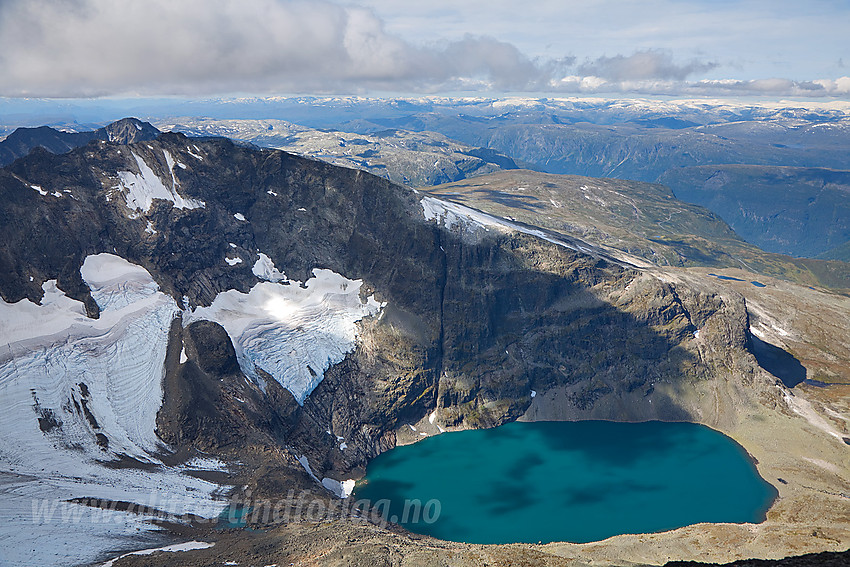 Utsikt fra Midtre Skagastølstinden mot Skagastølsbreen, Skagastølsvatnet og Dyrhaugsryggen.