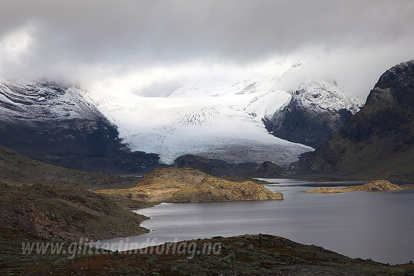 Utsikt innover Store Mjølkedalsvatnet mot Mjølkedalsbreen.