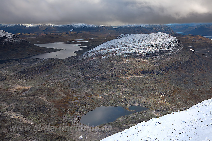 Fra Storegut mot Snøhølsvatnet og Høgbrøthøgde (1821 moh).