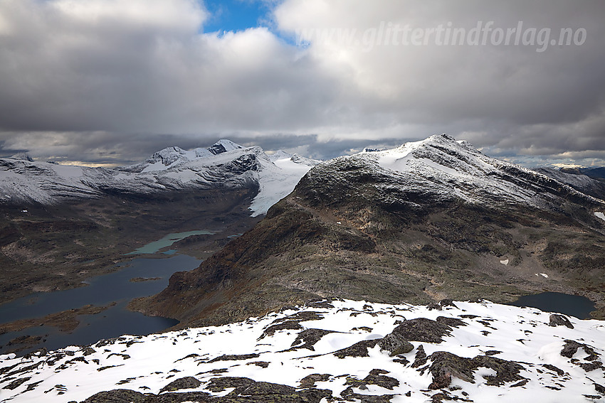 Utsikt fra Høgbrøthøgde mot Storegut (1968 moh), Mjølkedalsbreen, Langeskavltinden og Uranostinden.