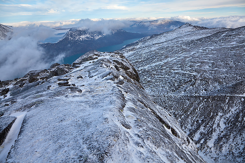 Litt nordøst for toppen på Eggen mot Gjende, Besseggen, Veslfjellet og Bukkehåmåren.