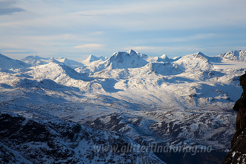 Nydelig høstlys over Jotunheimen sett fra ryggen sør for Eggen. Svært sentralt i bildet ses Semeltinden (2236 moh).