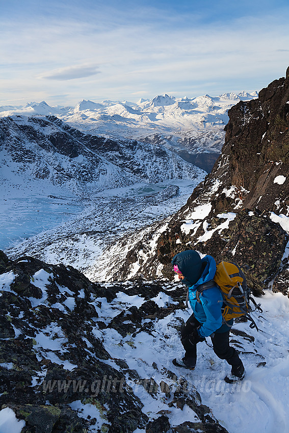 På retur på Eggens søregg. Jotunheimens tindeverden i bakgrunnen. Man ser også fronten på Tjønnholsbrean.