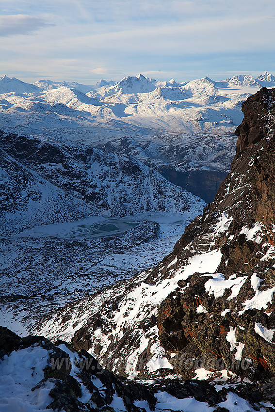 På ryggen sør for Eggen med utsikt innover i Jotunheimens tindeverden.