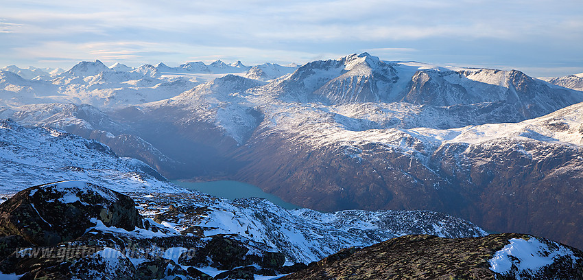 Utsikt fra Bukkehåmåren mot sentrale deler av Jotunheimen. Surtningssue ses sentralt. Langt der nede ses også en flik av Gjende.