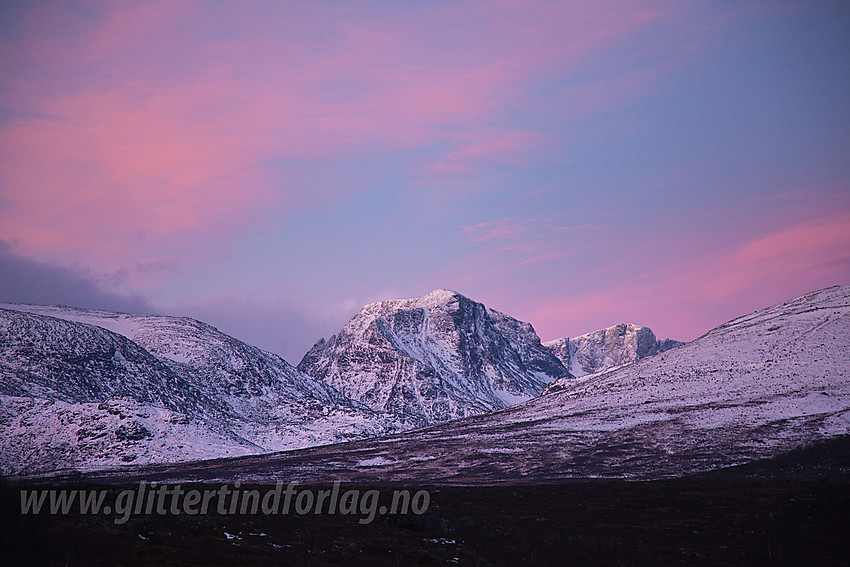 Rød morgenstund ved Vargebakkan med utsikt i retning Munken.