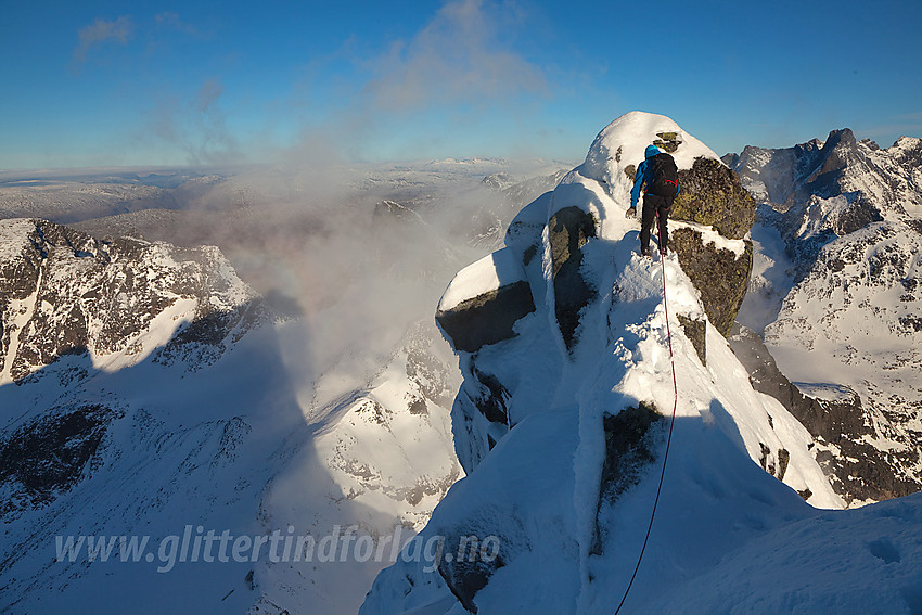 Signar på vei ut siste broa ut mot Store Austanbotntinden (2204 moh). I bakgrunnen Storen (2405 moh).