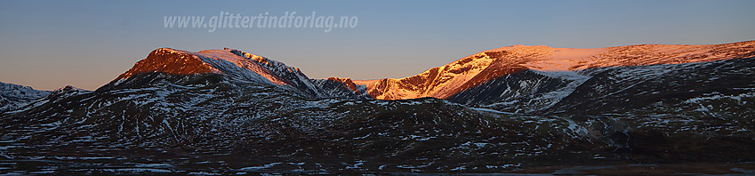 Høstmorgen i Veodalen med soloppgang over Ryggjehøe og Glittertinden.