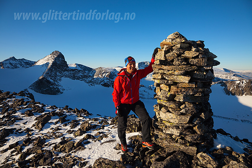 På toppen av Nørdre Styggehøbreatinden (2168 moh). Store Veotinden i bakgrunnen.