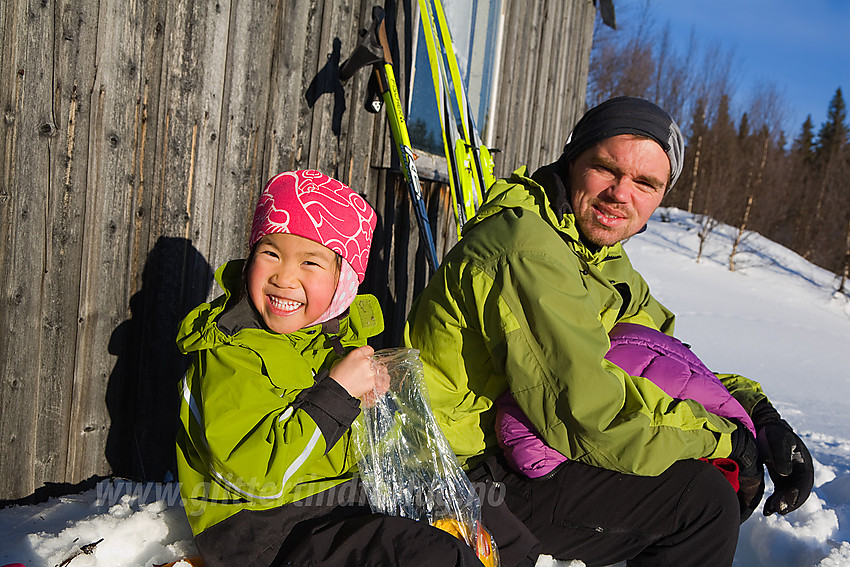 Pause i solveggen ved Engestølen som ligger like ved Skardåsenløypa.