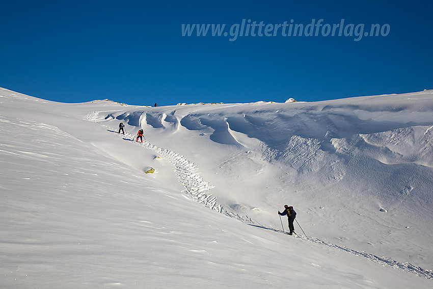 På vei over fra Ørneflag til Storrustefjellet i Vassfaret på fellestur i regi av DNT Valdres.