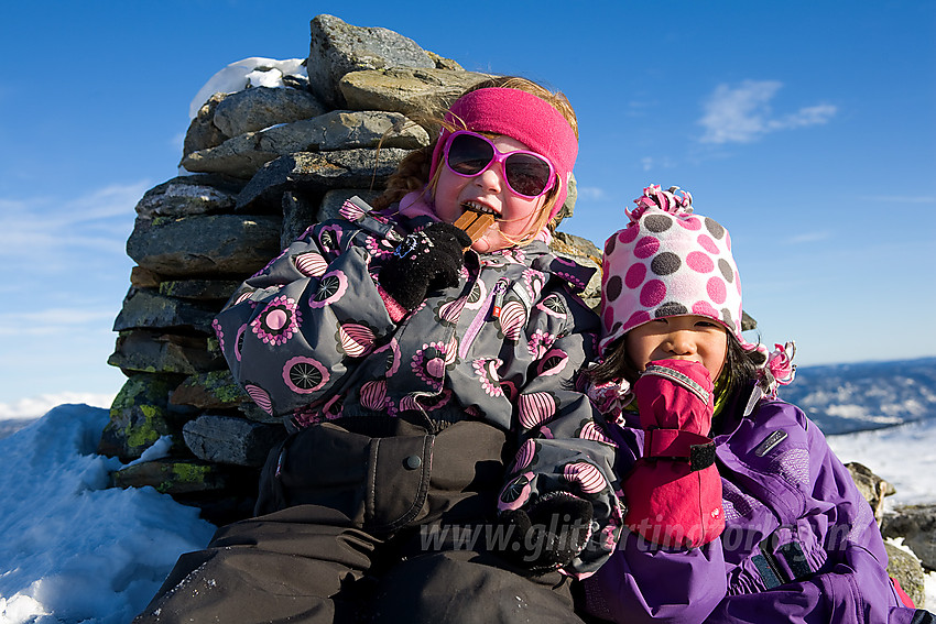 Flinke små skiløpere på toppen av  Smørlifjellet (1160 moh).