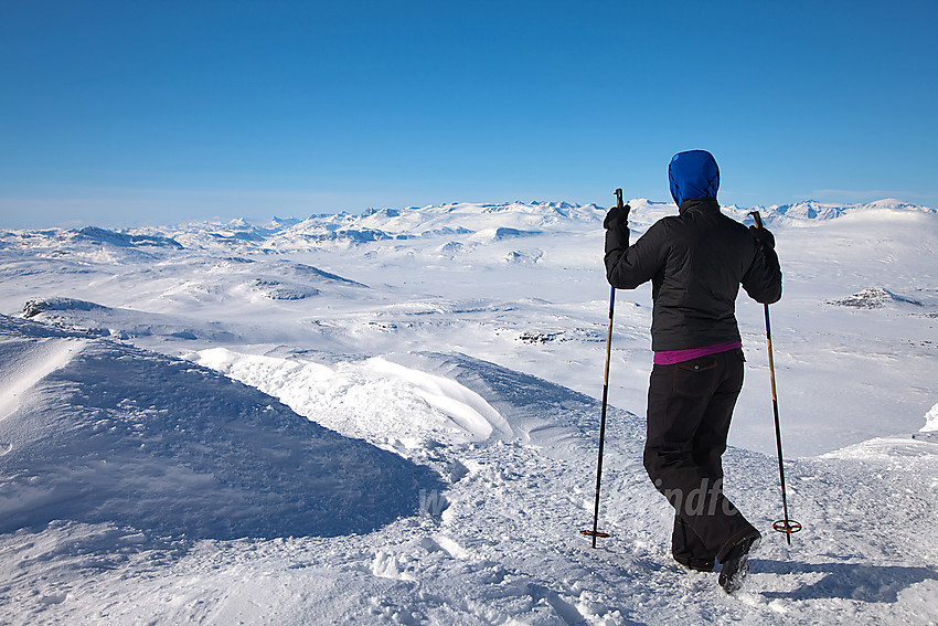 På toppen av Skaget med fantastisk utsikt i retning Jotunheimen.