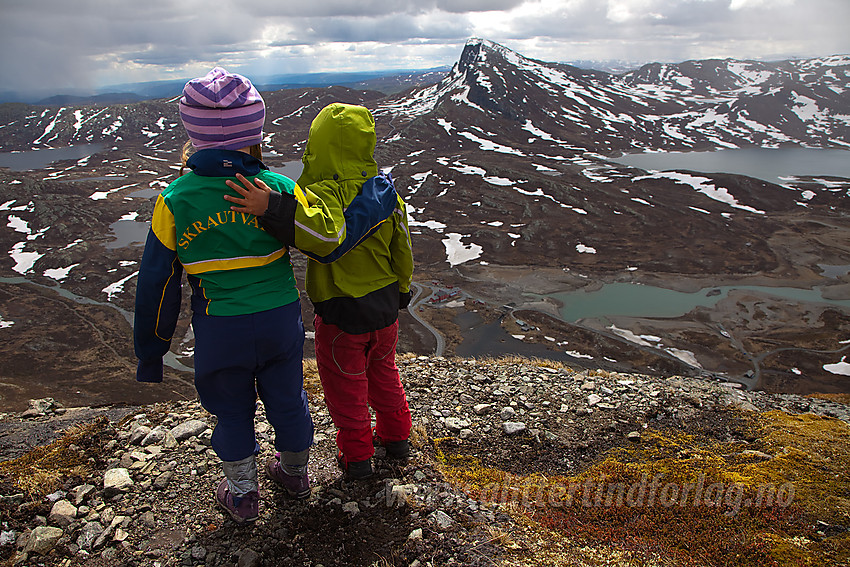 Utsikt ved det luftige sørstupet på Symshorn med Bitihorn i bakgrunnen.