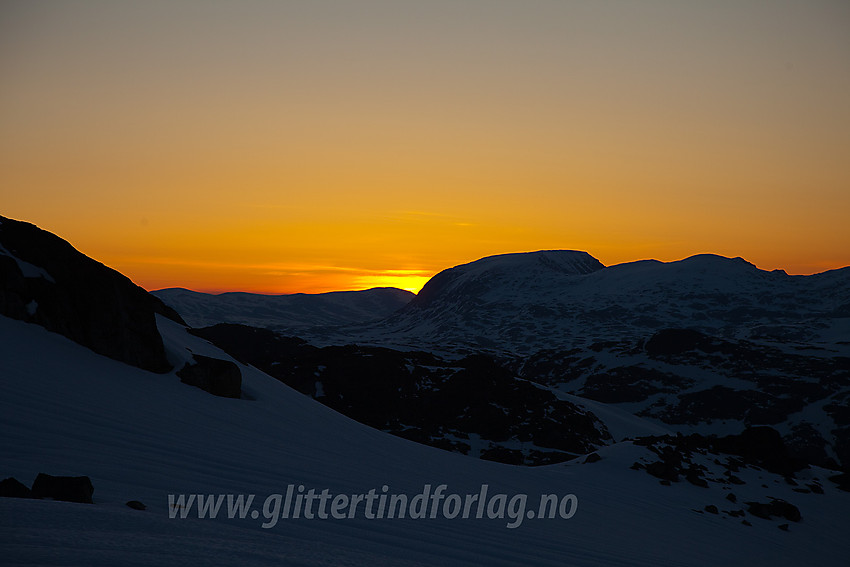 Fra Gjertvassbreen mot Loftet hvor en sola snart dukker opp.