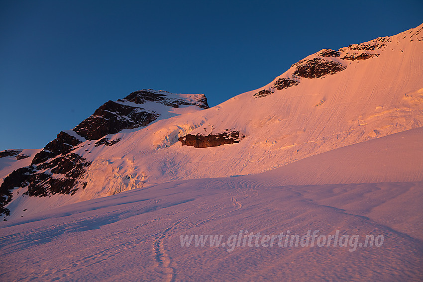 Morgenglød over Gjertvassbreen med Gjertvasstinden, Gjertvasskardet og Styggedalstinden i bakgrunnen.