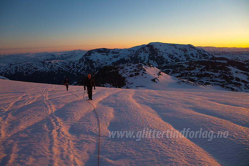 Brevandring på Gjertvassbreen like etter soloppgang. Fannaråken i bakgrunnen.