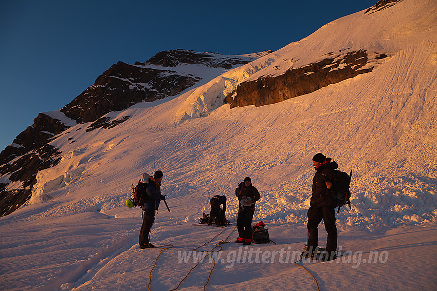 Isdetaljer på Gjertvassbreen i morgensol. Gjertvasstinden (2351 moh) ruver i bakgrunnen.