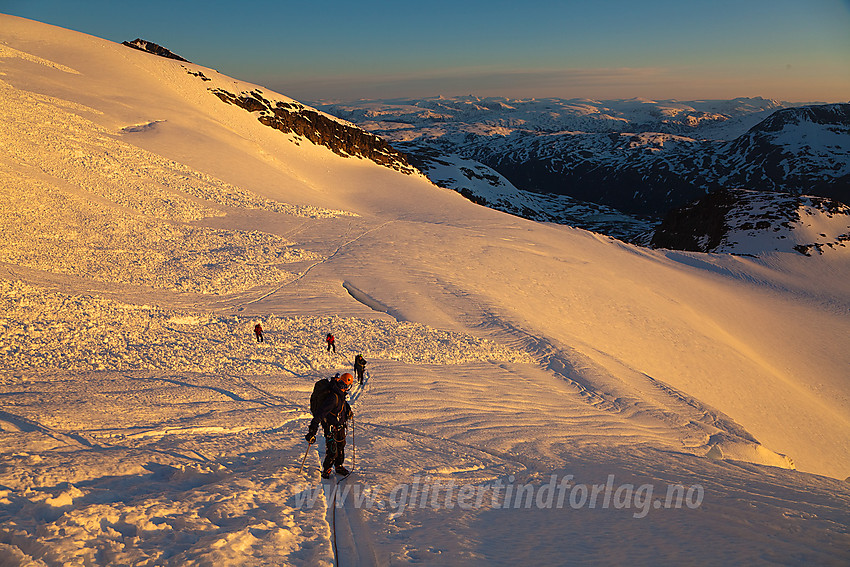 På vei opp Gjertvassbreen i morgensola.