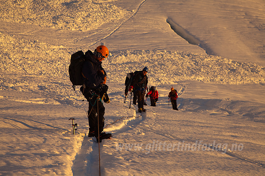 På vei opp Gjertvassbreen i morgensola.