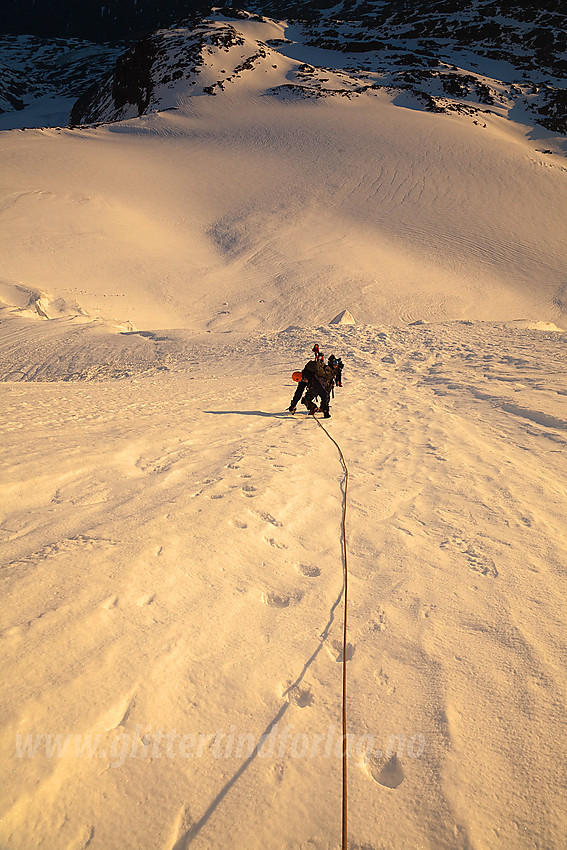 På vei opp bratthenget på Gjertvassbreen mot Gjertvasskardet.