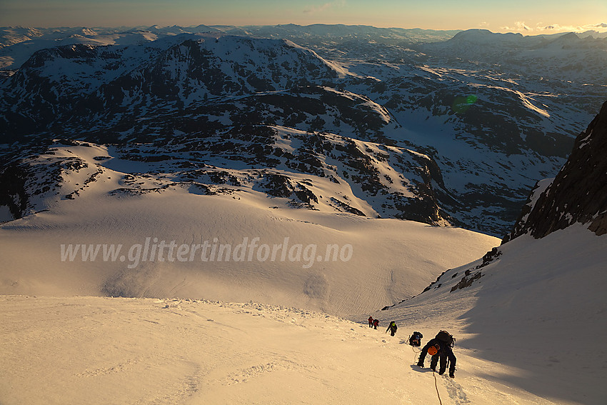 På vei opp bratthenget på Gjertvassbreen mot Gjertvasskardet.