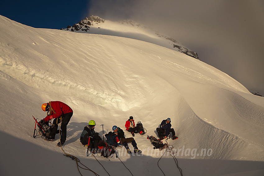 Pause rett nedenfor Gjertvasskardet. I bakgrunnen trekker tåkeskyene inn over Styggedalsryggen.