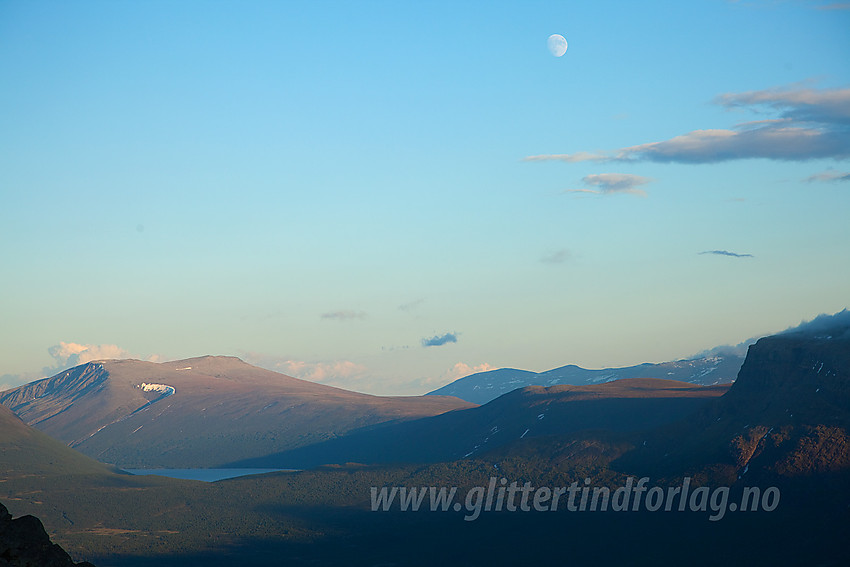 Sommerkveld fra Skutshorn mot Helin med Gråskarvet (1731 moh).