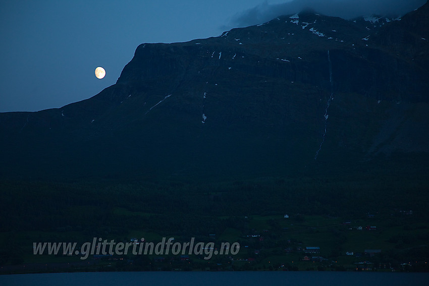 Sommernatt over Grindaheim med Grindane og månen bak.