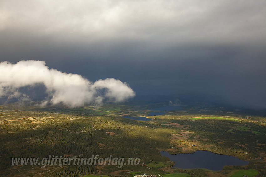 Stemningsfullt etter en byge på toppen av Rundemellen. Fra en fellestur med DNT Valdres.