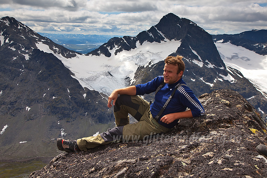 Pause på ryggen like nord for Vesle Knutsholstinden med Mesmogtinden (2264 moh) i bakgrunnen.