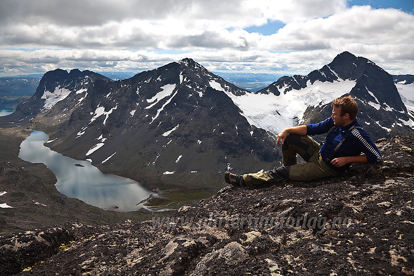 Pause på ryggen rett nord for Vesle Knutsholstinden med Svartdalen langt nedenfor. I bakgrunnen f.v. Torfinnstindane, Kvitskardtinden og Mesmogtinden.