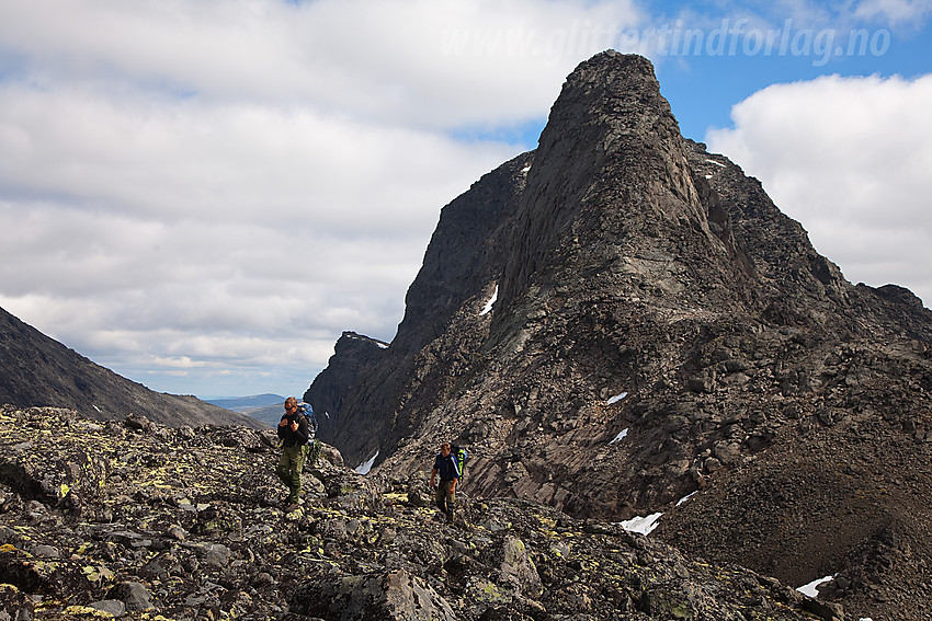 På vei nordover Knutsholsryggen med Vesle Knutsholstinden (2205 moh) i bakgrunnen.