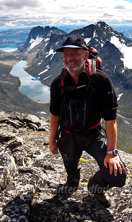 Tinderangler Gunnar i sitt rette element, i ferd med å ta fatt på sørryggen mot Store Knutsholstinden. I bakgrunnen bl.a. Torfinnstindane og Kvitskardtinden.