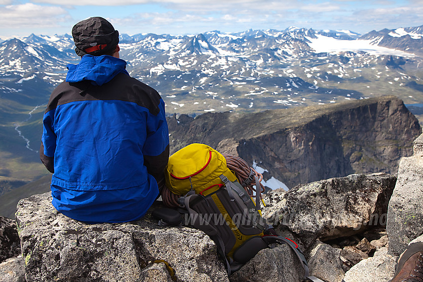 Paal på toppen av Store Knutsholstinden stirrende nordover inn i Jotunheimen.