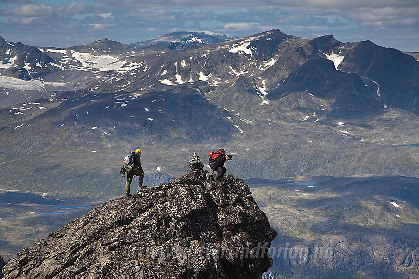 På et lite og artig punkt rett nord for Store Knutsholstinden med Surtningssue i bakgrunnen.