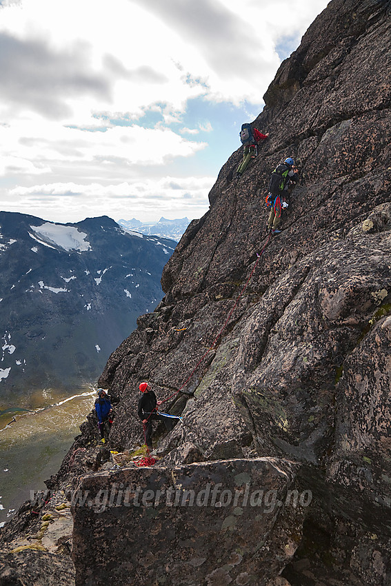 Paal og Gunnar sikrer Trond og Gjermund opp sørhammeren mot Midtre Knutsholstinden. Svartdalspigger i bakgrunnen.