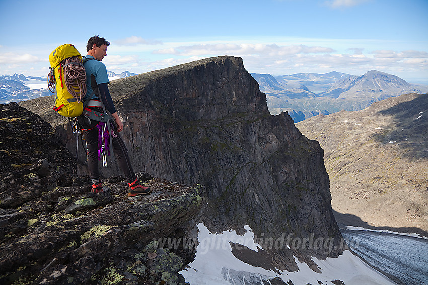 Pål ved stupkanten på Midtre Knutsholstinden med Nørdre Knutsholstinden (2185 moh) i bakgrunnen.