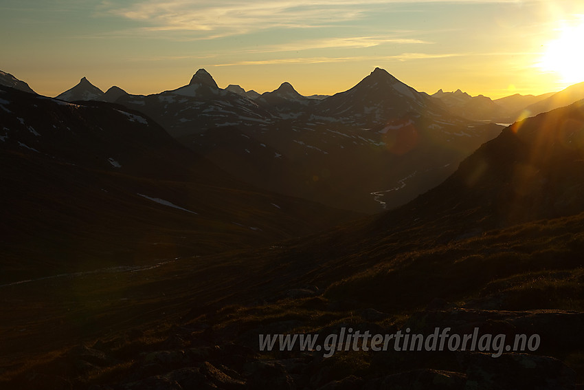 Det kveldes i Jotunheimen, her på vei ned mot Svartdalen med utsikt nordover mot spisse tinder som Mjølkedalstinden, Store rauddalseggje og Skarddalseggje.