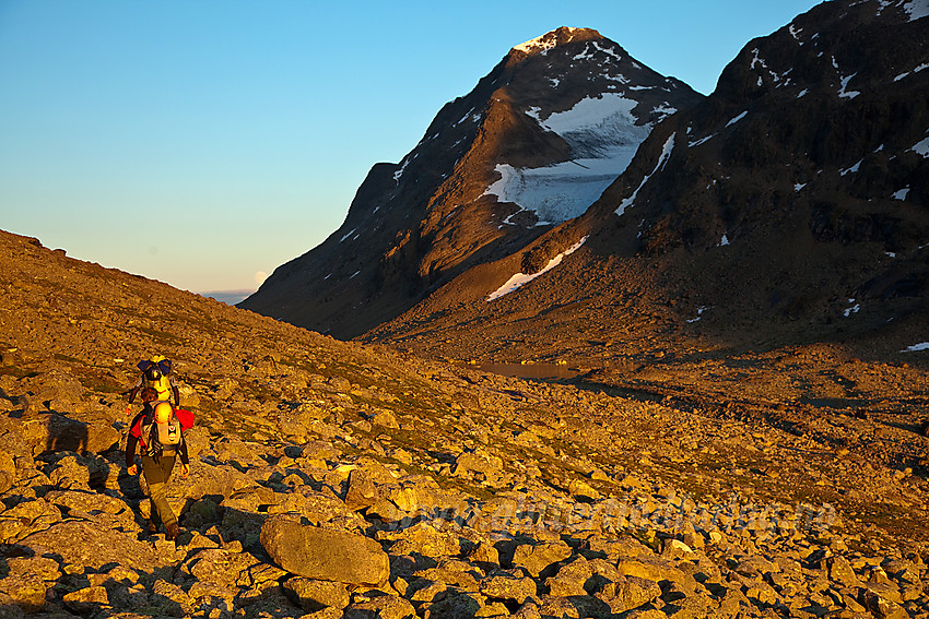 På vei sørover Svartdalen i kveldinga med Kvitskardtinden (2193 moh) på motsatt side av dalen.