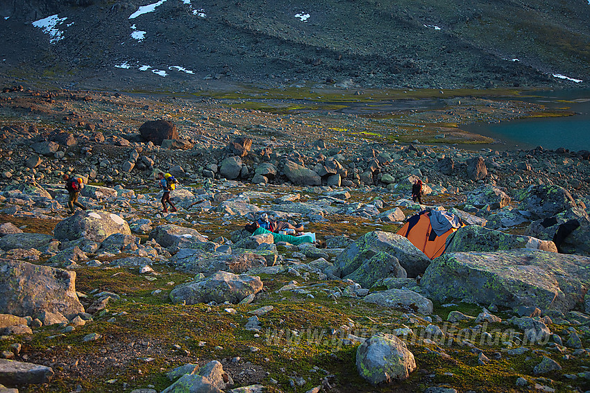 Vi passerer en teltleir med folk som nyter sommerkvelden i Svartdalen.