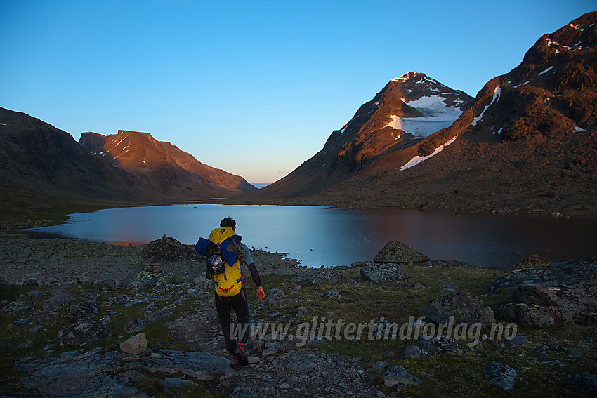 På vei sørover Svartdalen i kveldinga med Kvitskardtinden bak til høyre. Etter en lang dag i fjellet, gjenstår det nå "bare" å komme seg til Torfinnsbu.