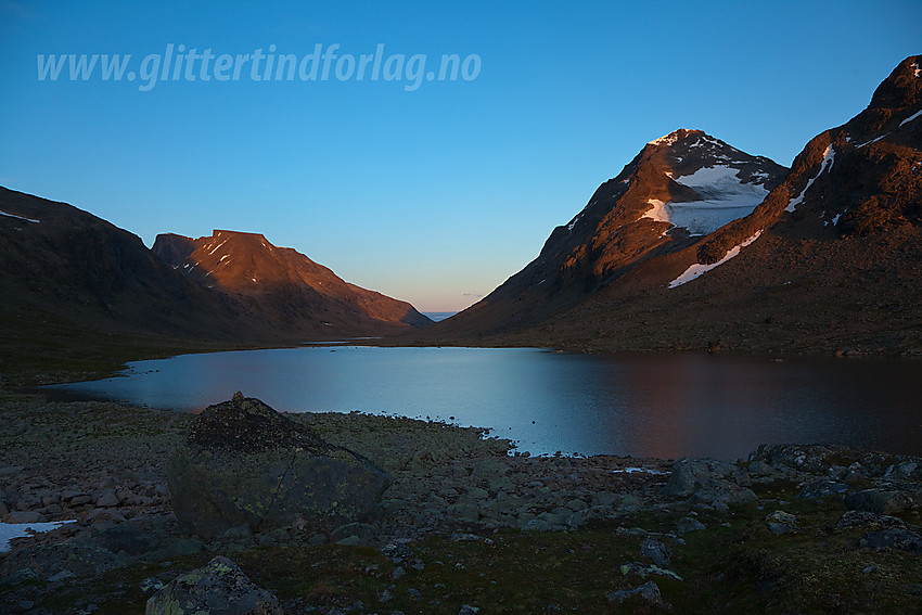 Sommerkveld i Svartdalen mot Leirungskampen og Kvitskardtinden.