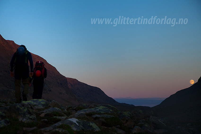 Slitne vandrere på retur gjennom Svartdalen etter en lang dag i fjellet. Månen har stått opp og ennå er det langt igjen til Torfinnsbu.