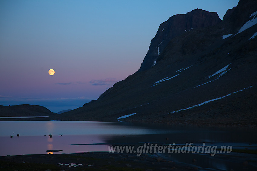 Sommerkveld i Svartdalen. Øystre Torfinnstinden bak til høyre.