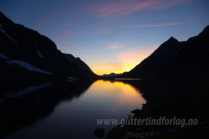 Magisk kveldsstemning i Svartdalen ved det sørligste Svartdalstjernet. I bakgrunnen til høyre Knutsholstindens majestetiske silhuett.