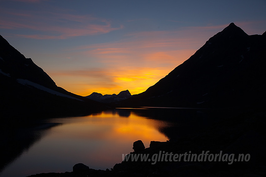 Magisk kveldsstemning i Svartdalen ved det sørligste Svartdalstjernet. I bakgrunnen til høyre Knutsholstindens majestetiske silhuett.