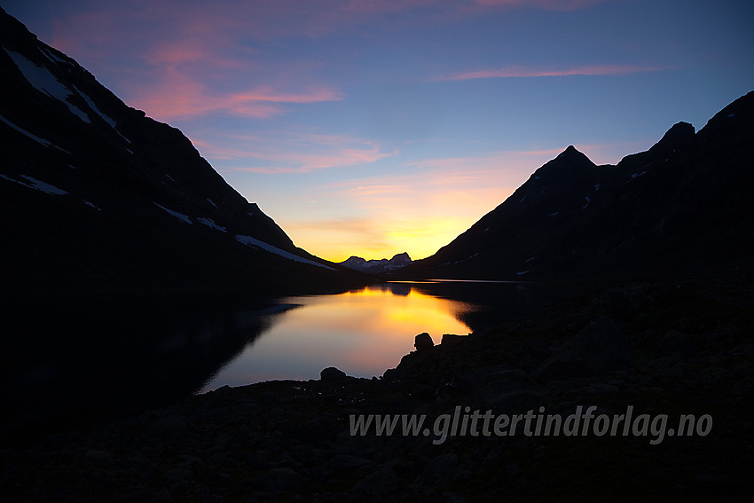 Magisk kveldsstemning i Svartdalen ved det sørligste Svartdalstjernet. I bakgrunnen til høyre Knutsholstindens majestetiske silhuett.