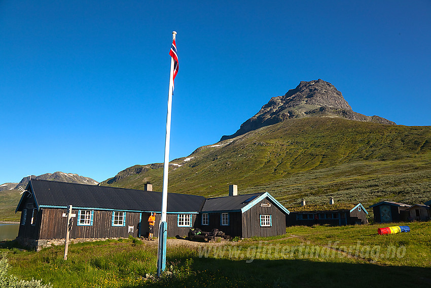 Idyllisk sommermorgen ved Torfinnsbu med Øystre Torfinnstinden i bakgrunnen.